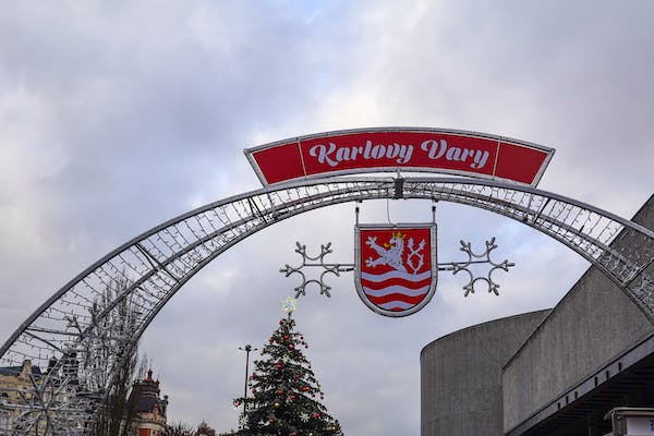 Exploring Karlovy Vary with a city card and SmartGuide tour guide system 01