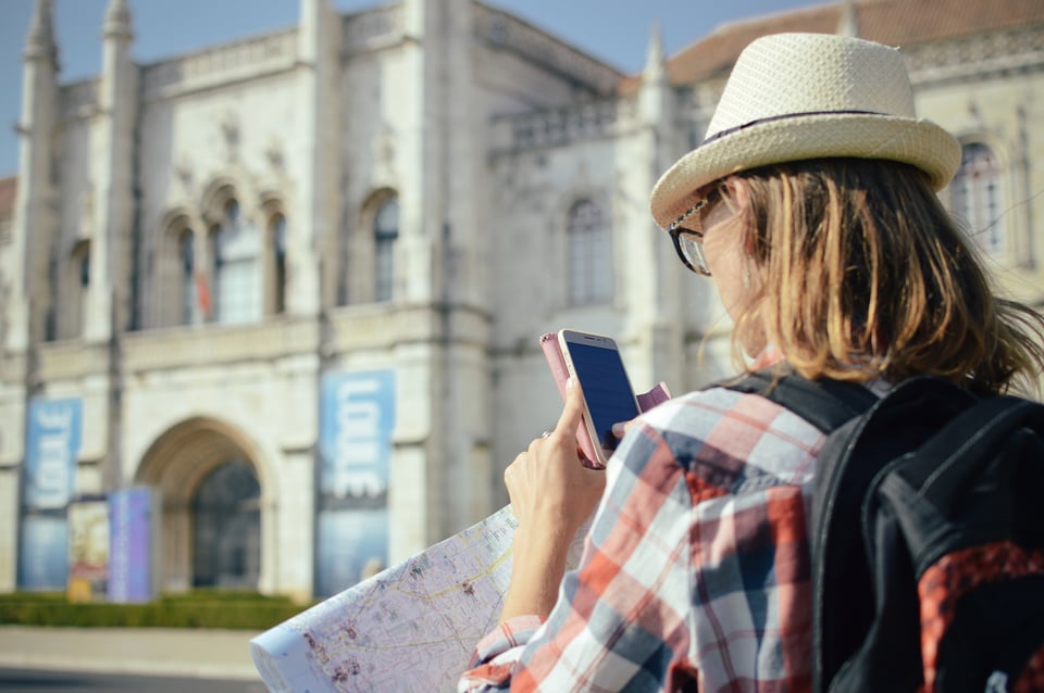 What is better - a paper tour guide or a digital tour guide?